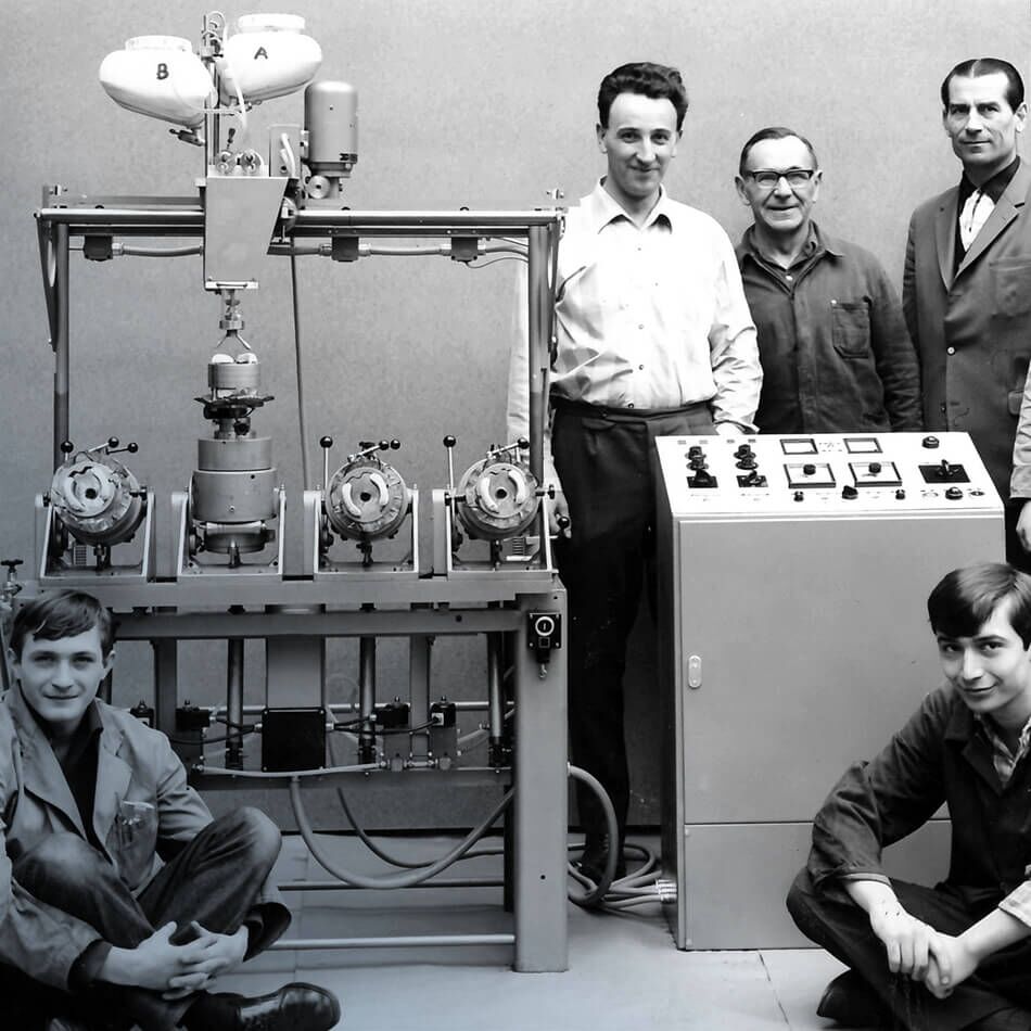 Gruppenfoto Chef und Mitarbeiter mit Maschine von 1970